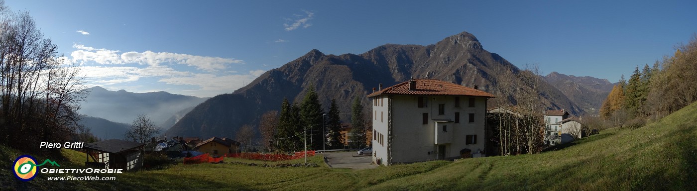 41 Panoramica su Tessi alla partenza del sent. 594 per il Pizzo di Spino con vista sul Monte Zucco.jpg